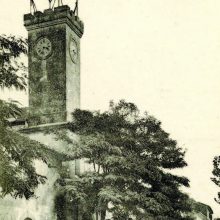La tour vers 1900, encadrée par des bâtiments