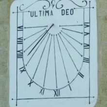 Un des cadrans solaires du village avec sa devise ULTIMA DEO « La dernière heure est à dieu »