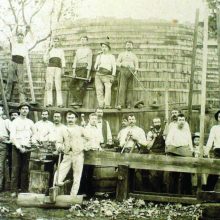 Ouvriers construisant les foudres Dupuy vers 1900