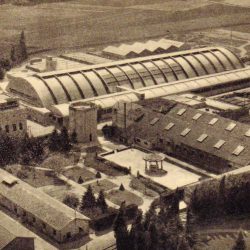Vue aérienne de l’usine Perrier et chaine d’embouteillage vers 1950