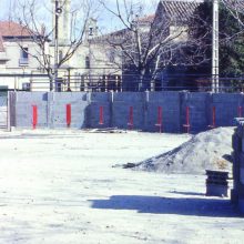 1981 Rénovation du mur des gradins et des «barricades» (barrières)