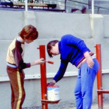 1981 Rénovation du mur des gradins et des «barricades» (barrières)