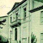 La mairie avant 1907 et à gauche l’ancienne école