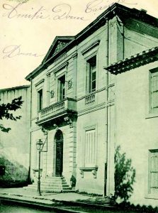 La mairie avant 1907 et à gauche l’ancienne école