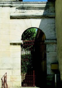 Au sud de la mairie, le passage vers l’école des garçons